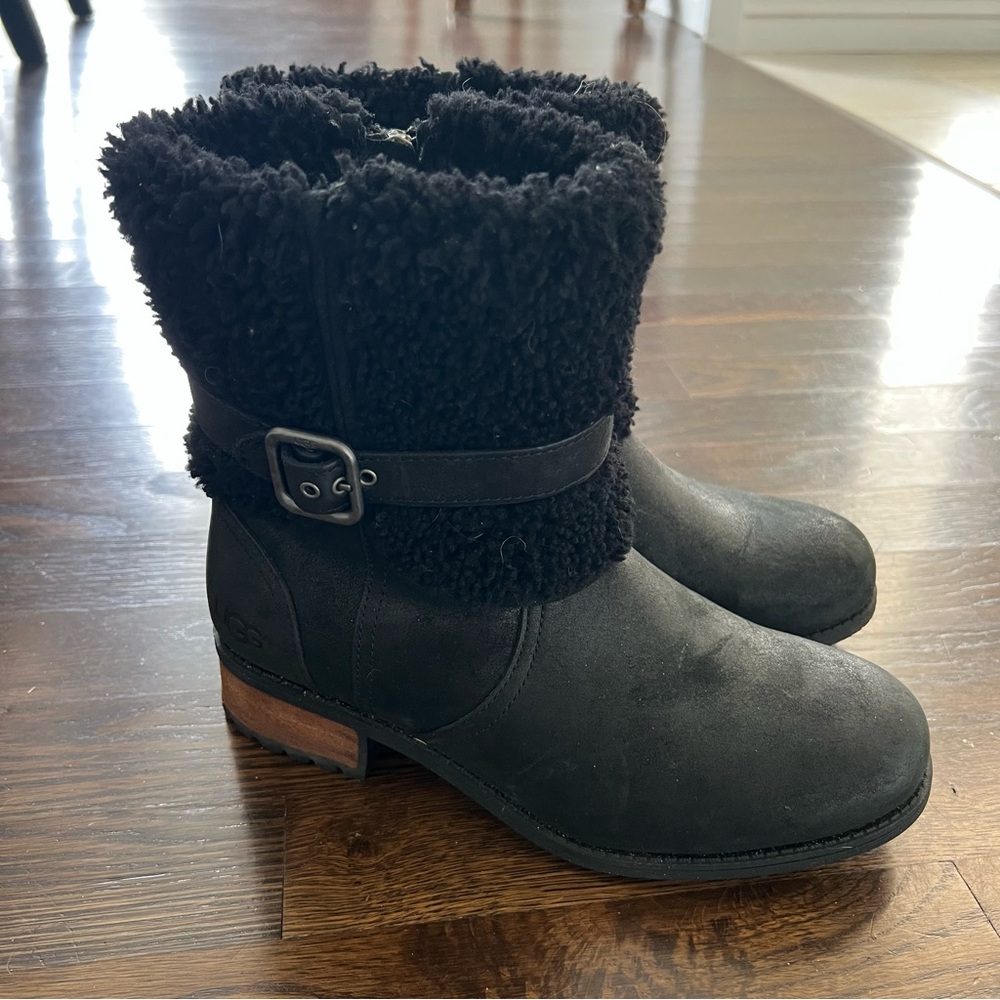 UGG Australia Womens Blayre II
1008220 Black Leather Shearling Buckle size 7